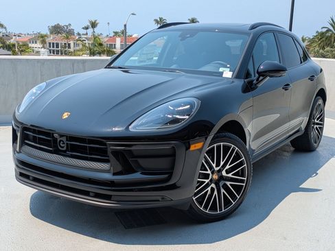 Certified 2025 Porsche Macan AWD/4WD image 1
