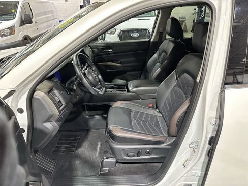 Used 2024 Nissan Pathfinder Platinum image 13