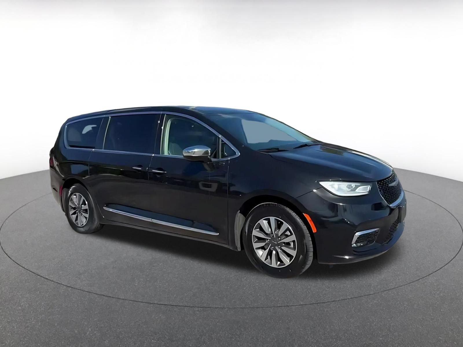 Used 2023 Chrysler Pacifica Limited FWD image 2