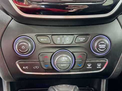 Used 2019 Jeep Cherokee Limited image 16