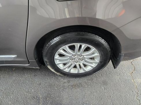 Used 2017 Toyota Sienna XLE image 23