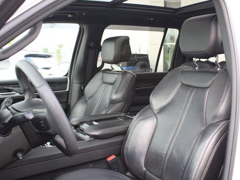 Used 2023 Jeep Wagoneer 4WD w/ Premium Group I image 10