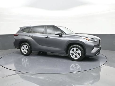 Used 2024 Toyota Highlander LE FWD image 16