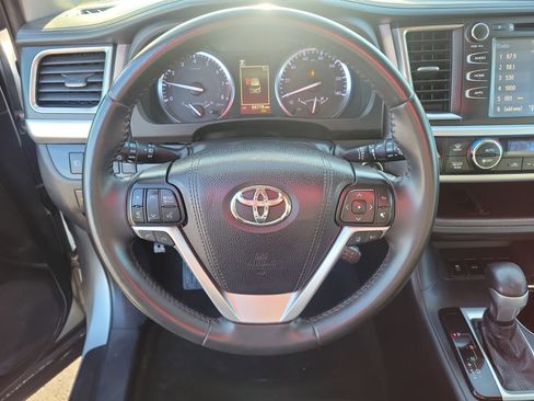 Used 2019 Toyota Highlander XLE image 25