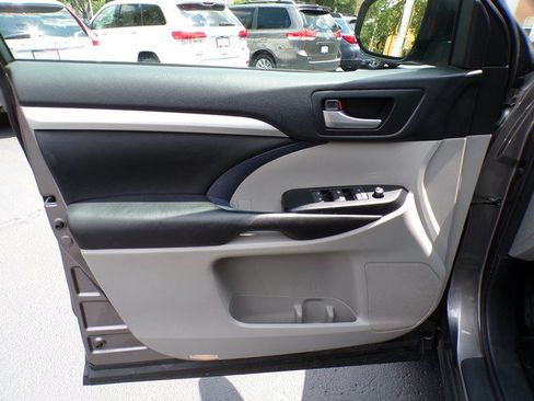 Used 2017 Toyota Highlander XLE AWD/4WD image 18