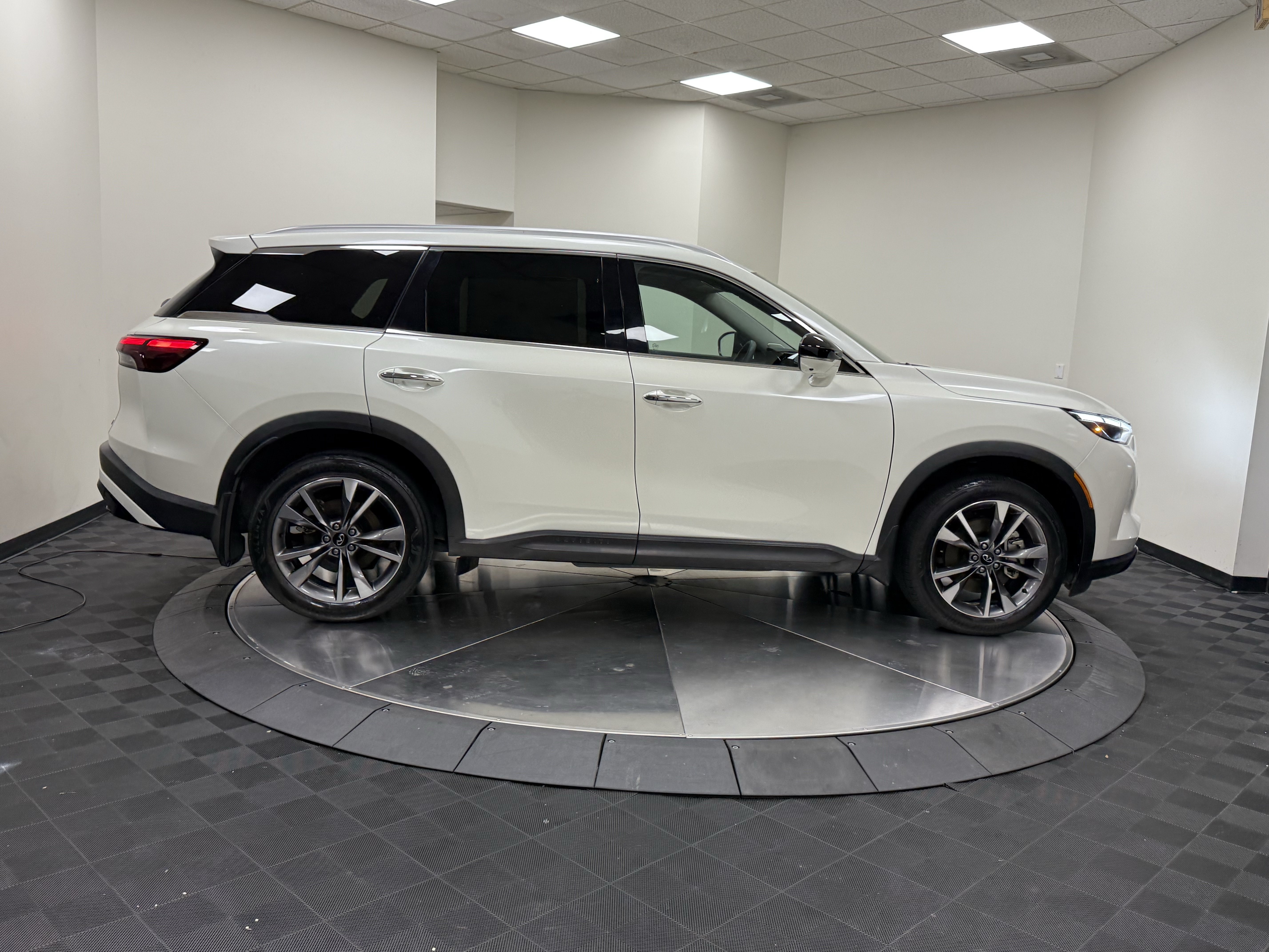 Certified 2024 INFINITI QX60 Luxe w/ Performance Audio Package FWD image 8
