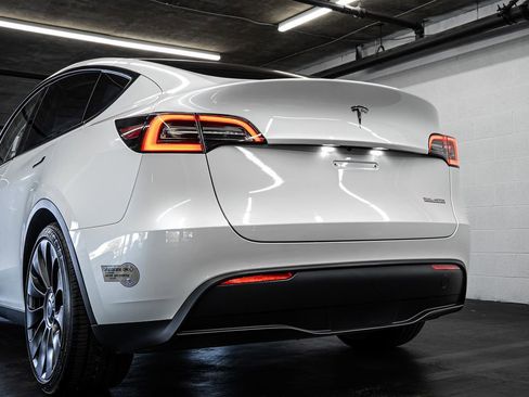 Used 2023 Tesla Model Y Performance AWD/4WD image 16