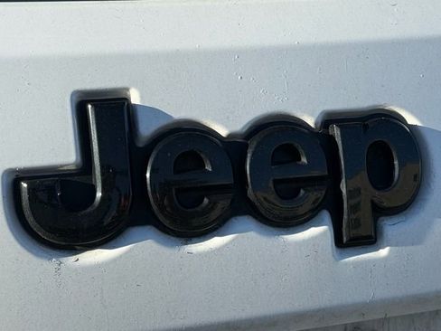 Used 2016 Jeep Grand Cherokee SRT image 9