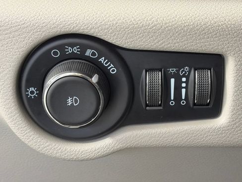 Used 2023 Chrysler Pacifica Touring-L FWD image 23