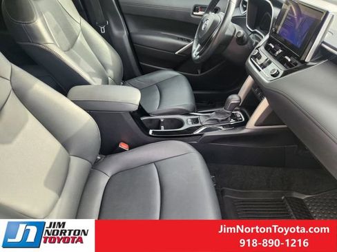 Used 2023 Toyota Corolla Cross XLE image 16