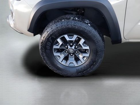 Used 2017 Toyota Tacoma TRD Off-Road image 3