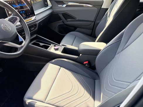 New 2025 Volkswagen Tiguan SE image 21