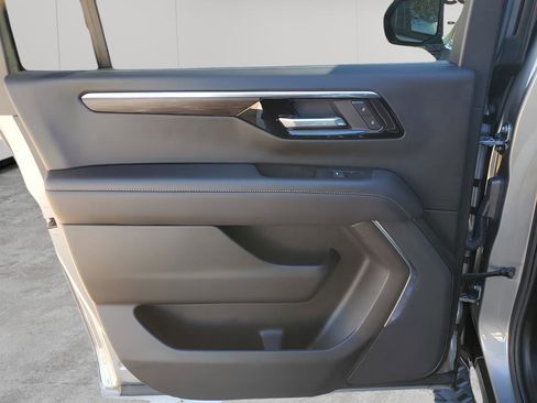 Used 2025 Chevrolet Suburban Z71 image 17