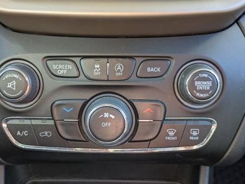 Used 2016 Jeep Cherokee Latitude w/ Cold Weather Group image 11