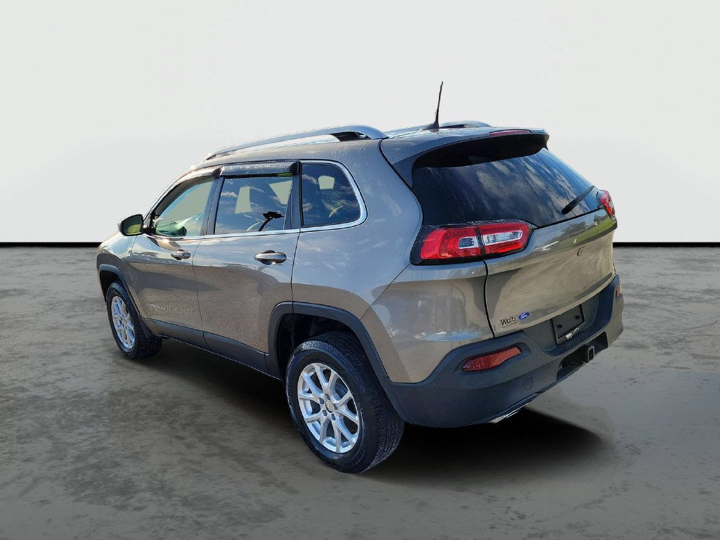 Used 2017 Jeep Cherokee Latitude w/ Comfort/Convenience Group AWD/4WD image 3