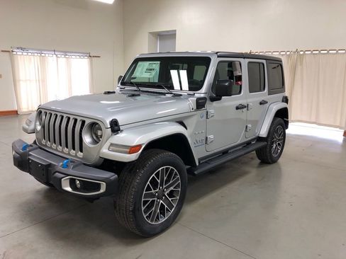 Used 2023 Jeep Wrangler Unlimited Sahara w/ Cold Weather Group image 4