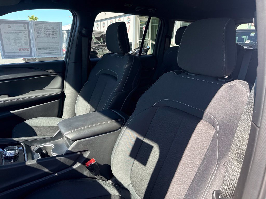 Certified 2024 Jeep Grand Cherokee Laredo RWD image 14