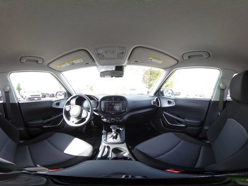 Used 2025 Kia Soul LX w/ LX Technology Package FWD image 42