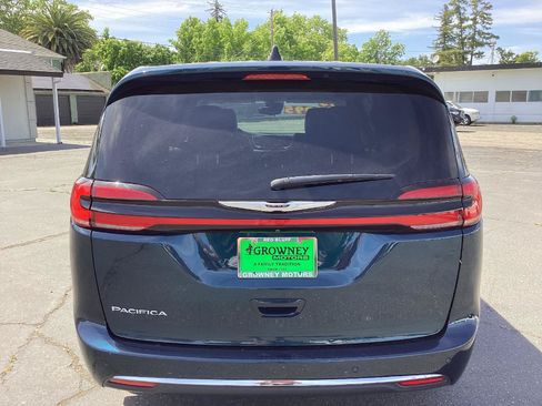 Used 2023 Chrysler Pacifica Touring-L FWD image 8