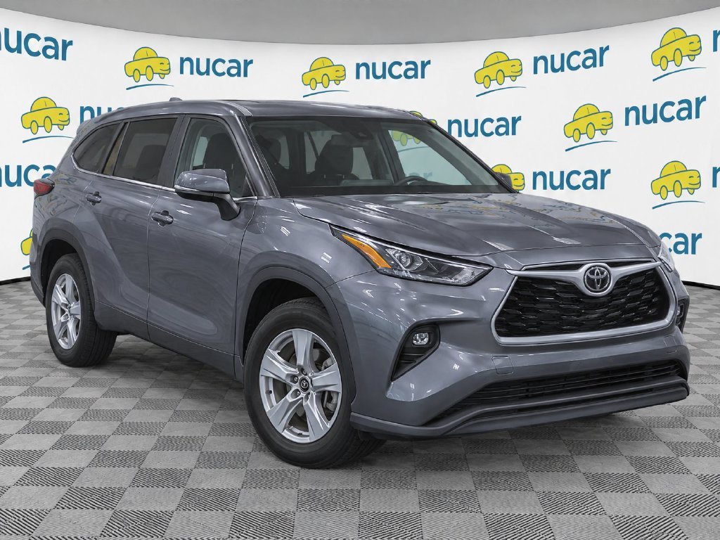 Used 2023 Toyota Highlander LE FWD image 2