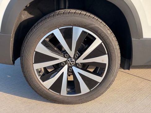 Used 2024 Volkswagen Taos SE FWD image 7