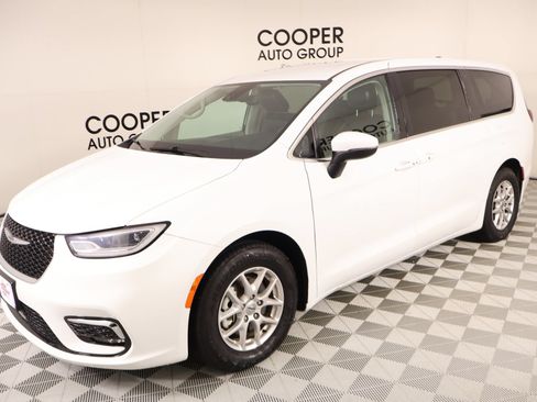 Used 2023 Chrysler Pacifica Touring-L FWD image 10
