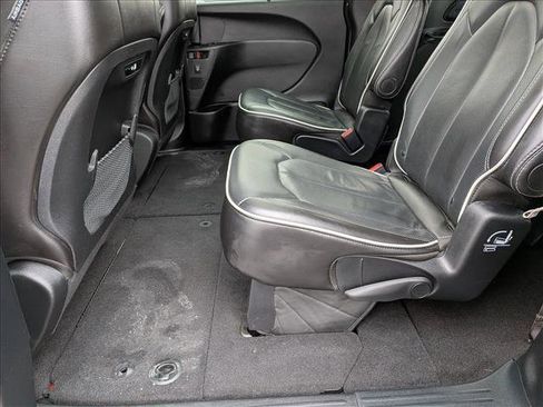 Used 2025 Chrysler Pacifica Limited image 17