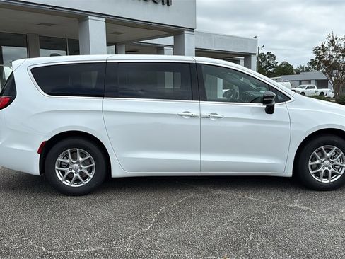 New 2026 Chrysler Voyager LX image 9