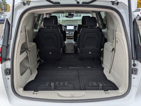 Used 2024 Chrysler Pacifica Touring-L image 31