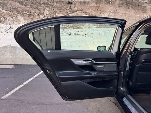 Used 2022 BMW 740i image 23