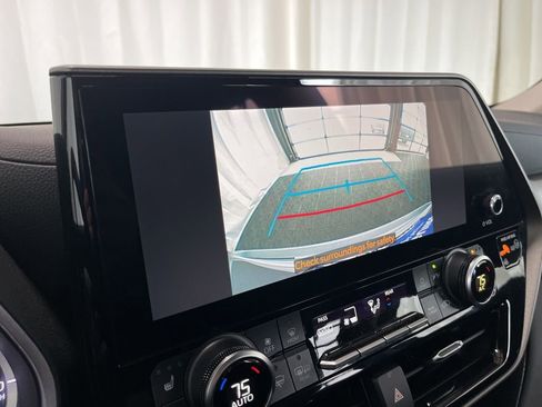 Used 2024 Toyota Highlander XLE image 13