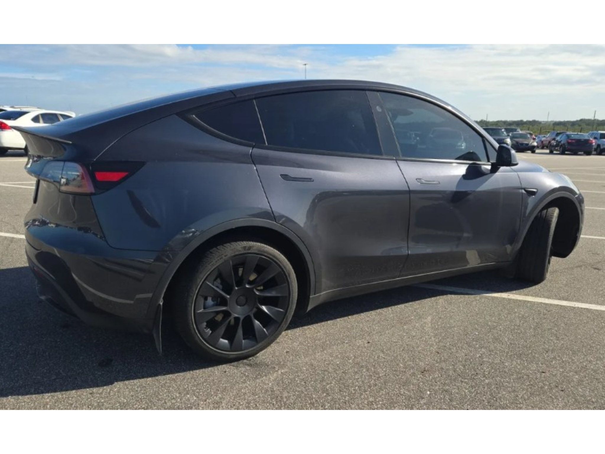 Used 2024 Tesla Model Y Long Range AWD/4WD image 3