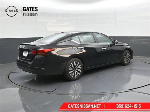 Used 2024 Nissan Altima 2.5 SV image 2