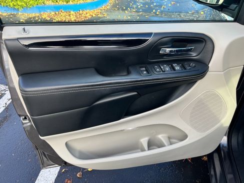 Used 2016 Dodge Grand Caravan SE image 9