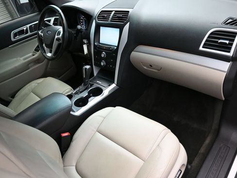 Used 2015 Ford Explorer XLT w/ Equipment Group 202A FWD image 38