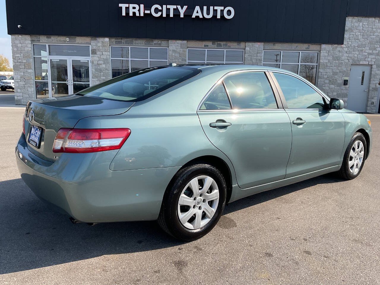 Used 2011 Toyota Camry LE FWD image 7