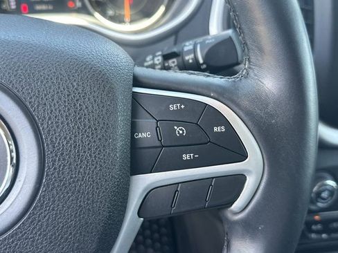 Used 2018 Jeep Cherokee Latitude Plus w/ Cold Weather Group FWD image 30