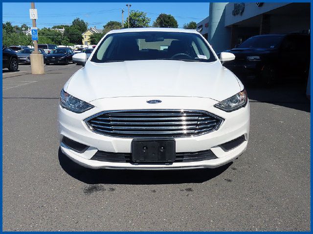 Used 2018 Ford Fusion SE w/ Fusion SE Technology Package FWD image 3