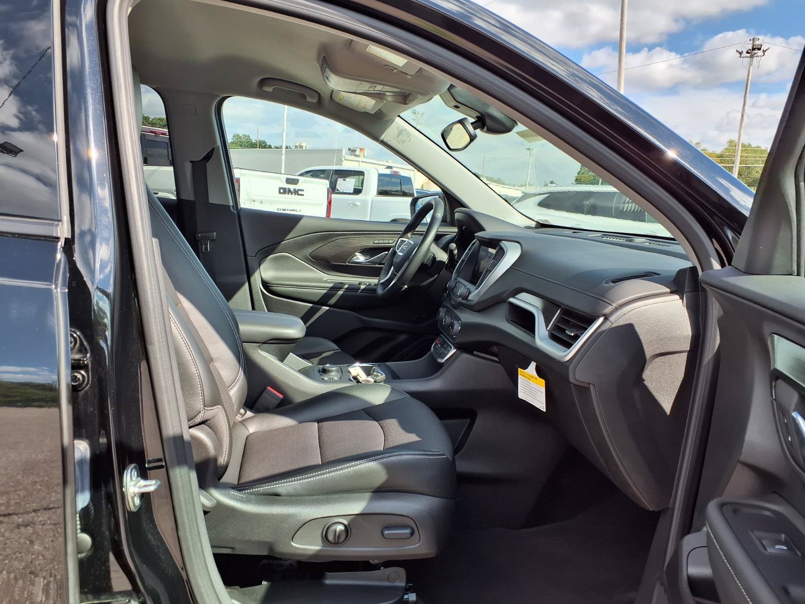 Used 2024 GMC Terrain SLT w/ Elevation Edition FWD image 28