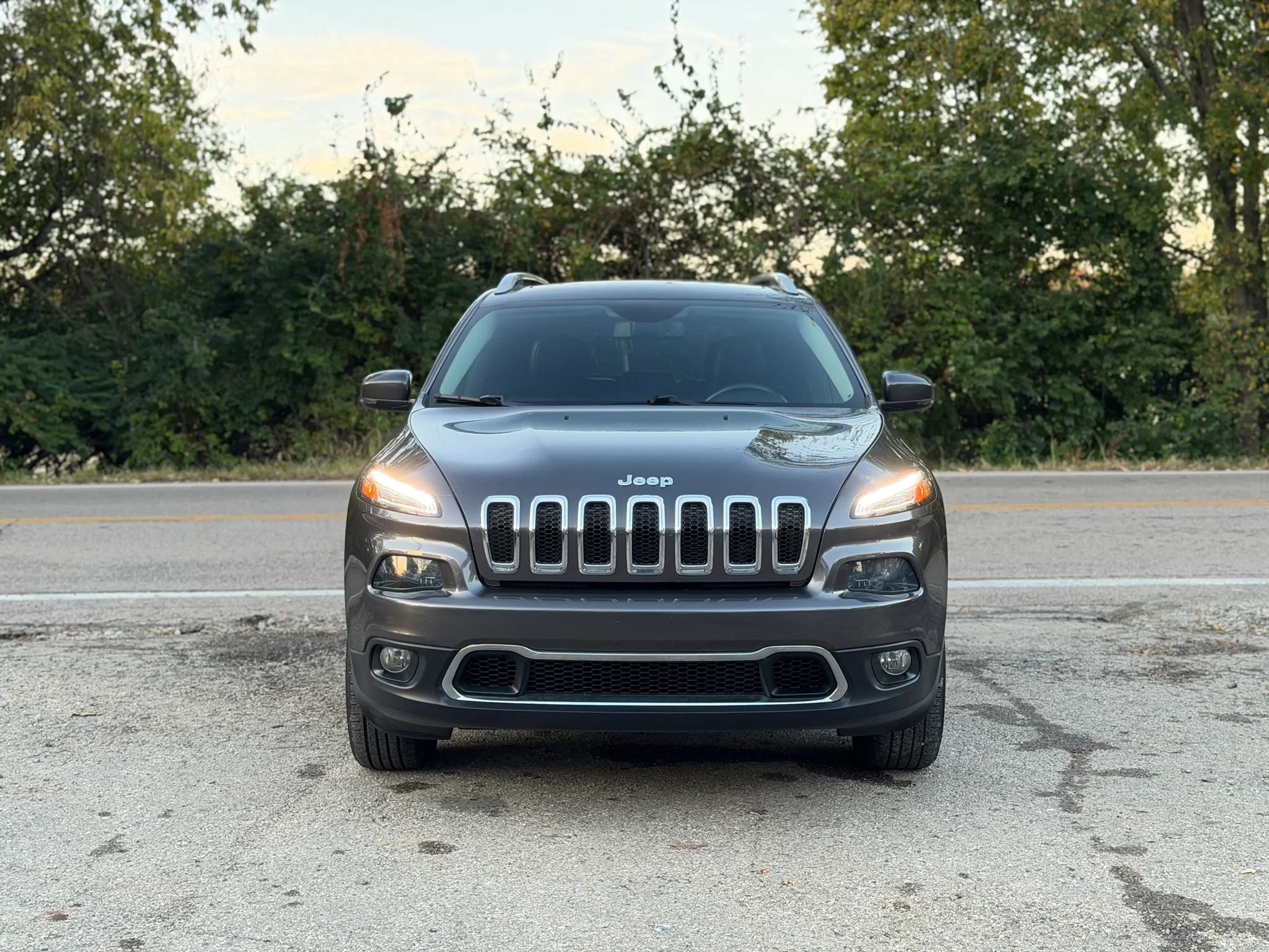 Used 2018 Jeep Cherokee Limited AWD/4WD image 2
