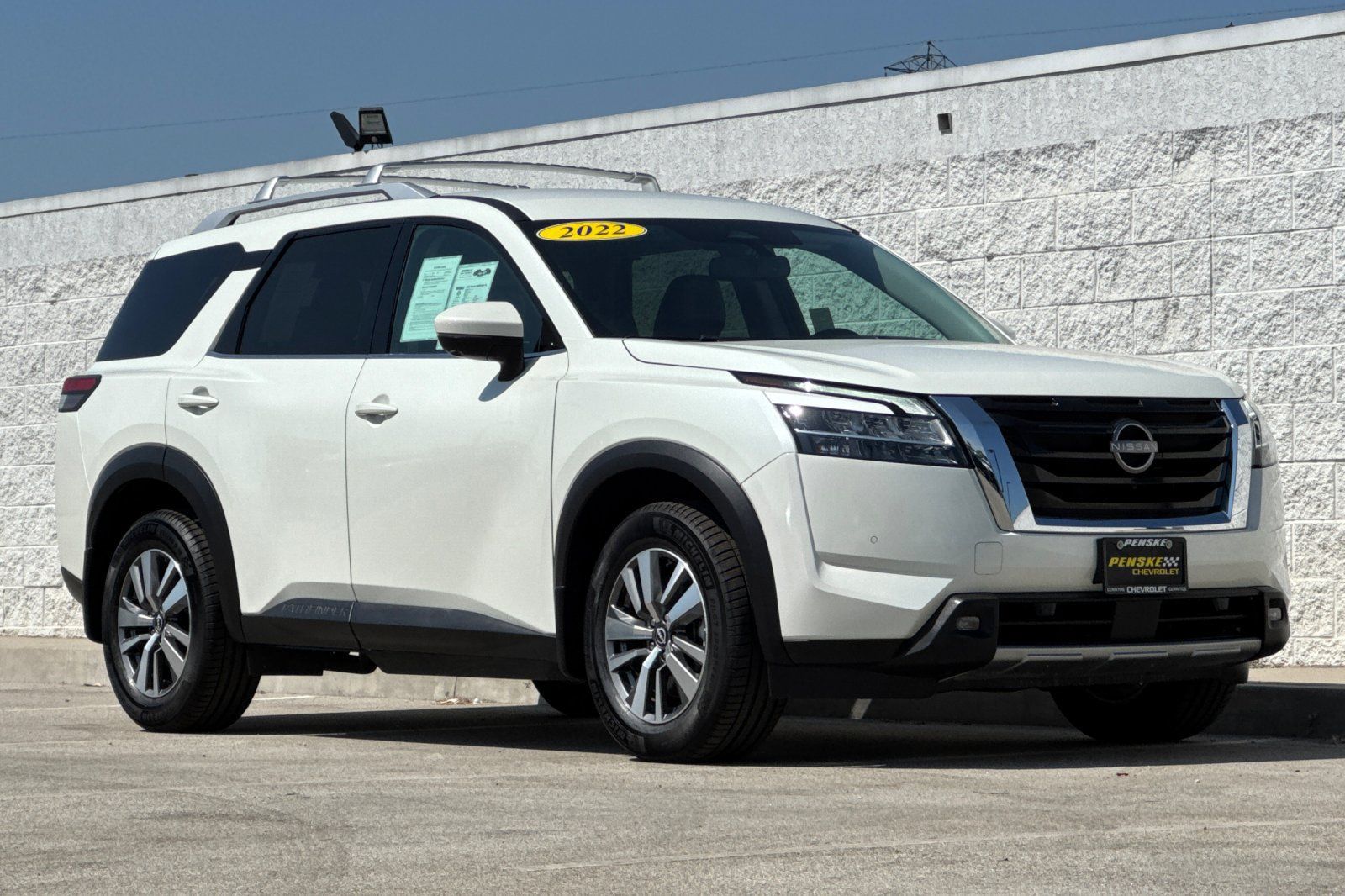 Used 2022 Nissan Pathfinder SL FWD image 2