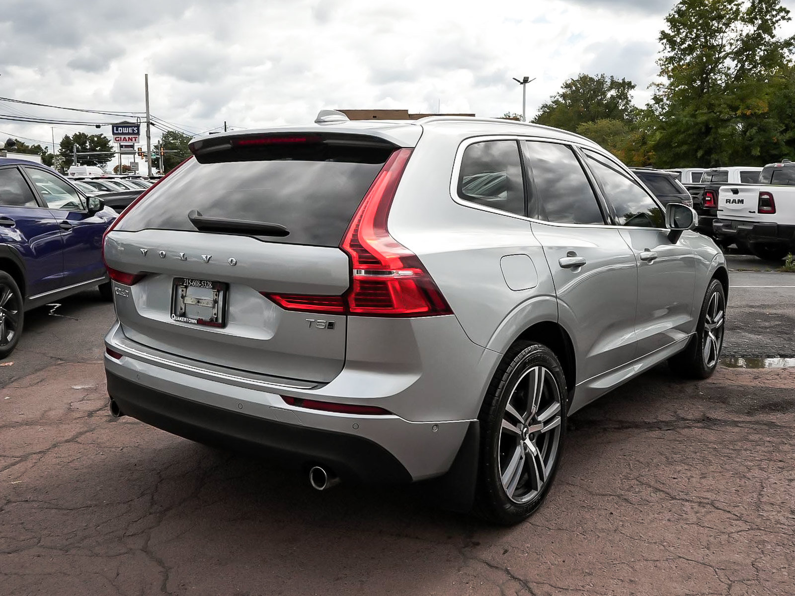 Used 2018 Volvo XC60 T5 Momentum w/ Convenience Package AWD/4WD image 6