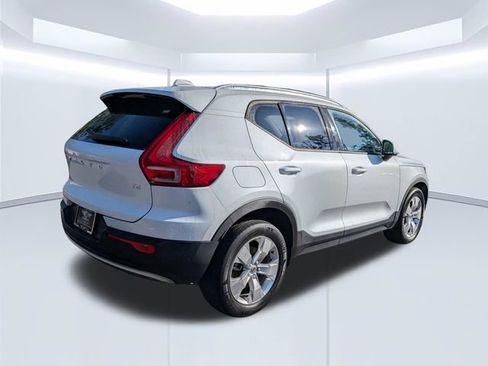 Used 2021 Volvo XC40 T4 Momentum w/ Premium Package FWD image 4