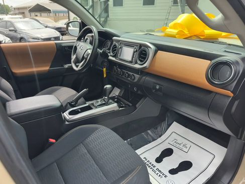 Used 2016 Toyota Tacoma SR5 w/ Exterior Package image 13