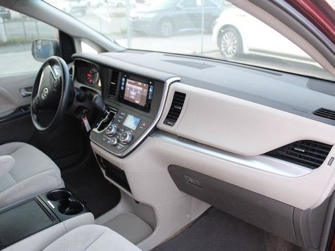 Used 2016 Toyota Sienna LE FWD image 13
