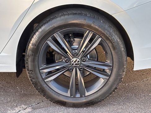 Used 2024 Volkswagen Jetta SE w/ Panoramic Sunroof Package image 9