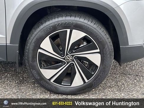 Certified 2025 Volkswagen Taos SE w/ Panoramic Sunroof Package image 11