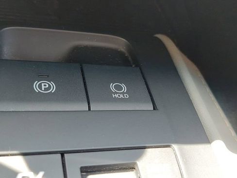 Used 2022 Toyota Venza LE image 29