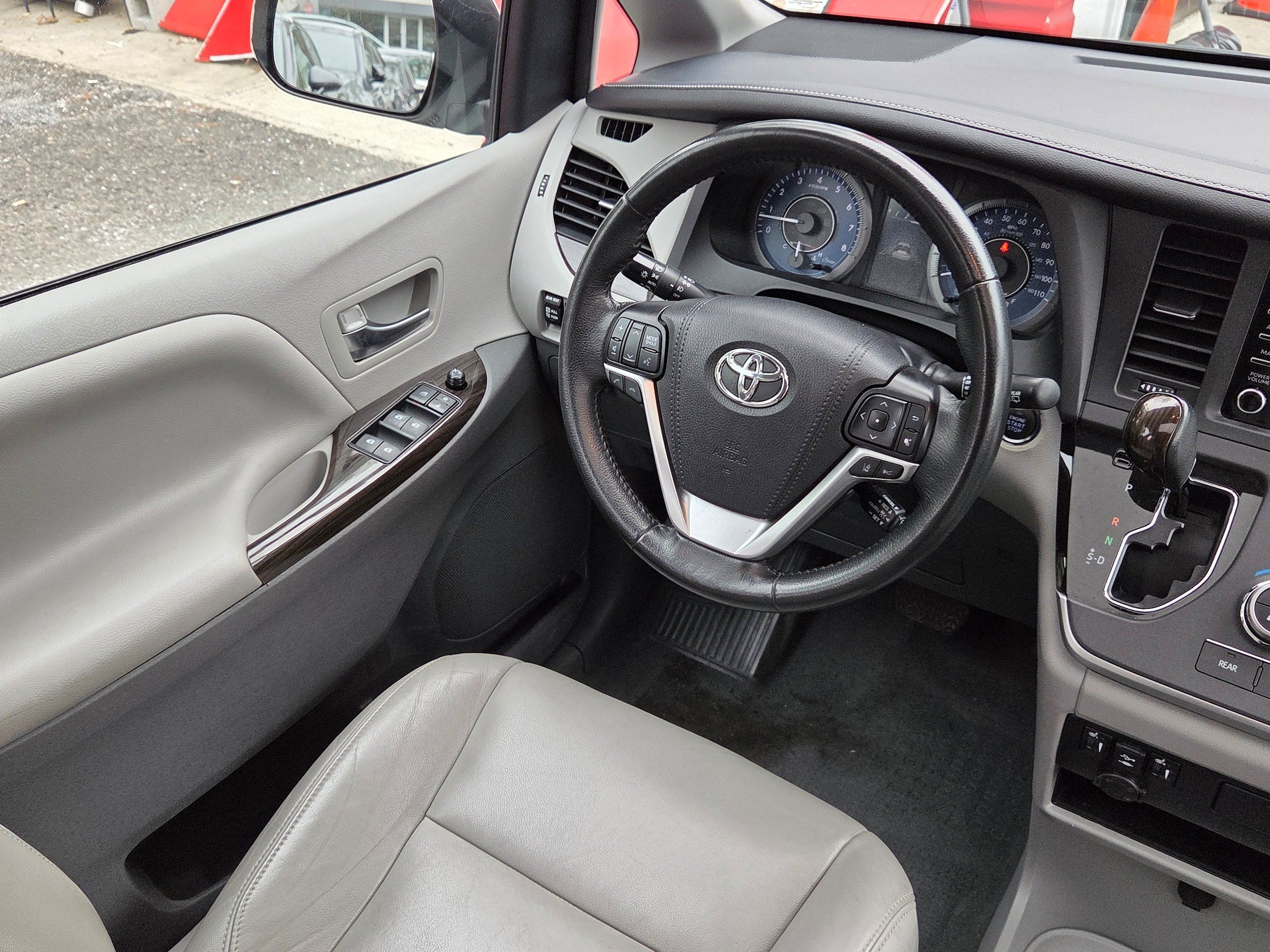 Used 2020 Toyota Sienna XLE FWD image 3