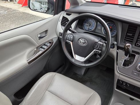 Used 2020 Toyota Sienna XLE FWD image 3
